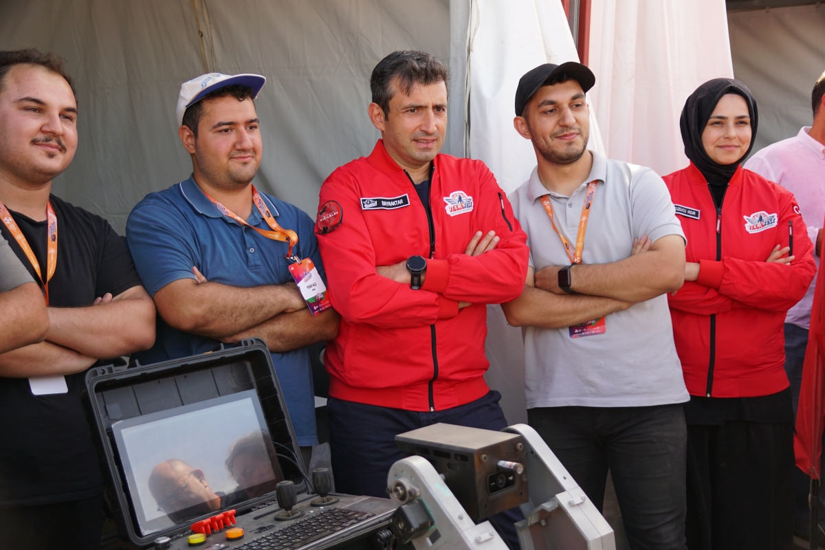 TEKNOFEST Yönetim Kurulu Başkanı Bayraktar, İKA Yarışması'nda öğrencilerle buluştu